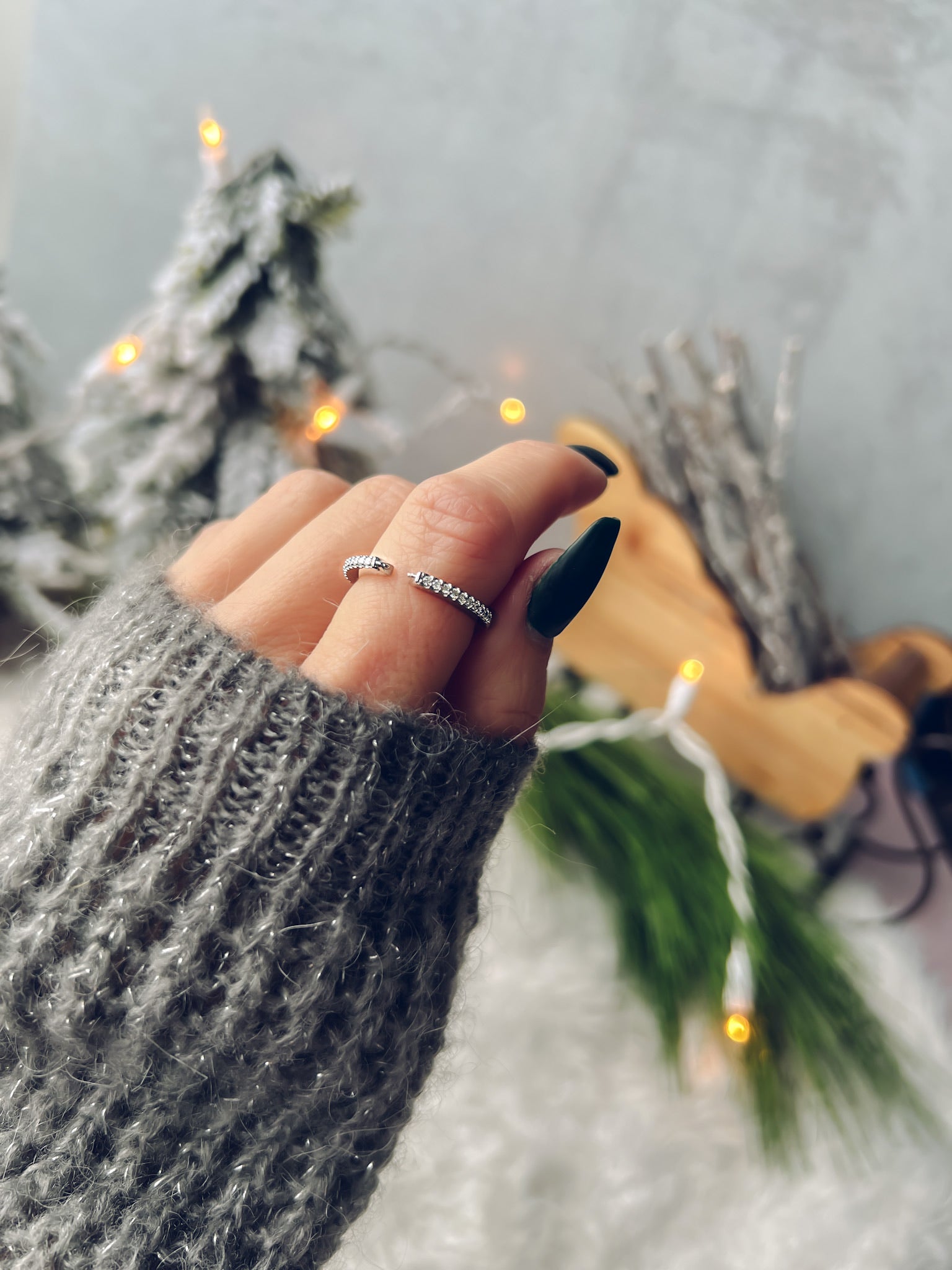 1/6ct Minimalist Open Split Diamond Ring