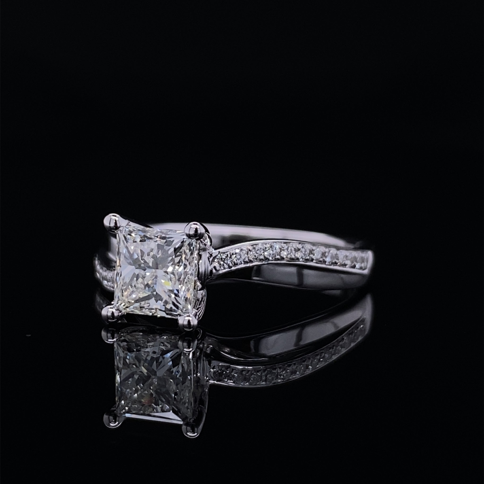 Brilliant Twist 1ct Princess Cut Wedding Ring