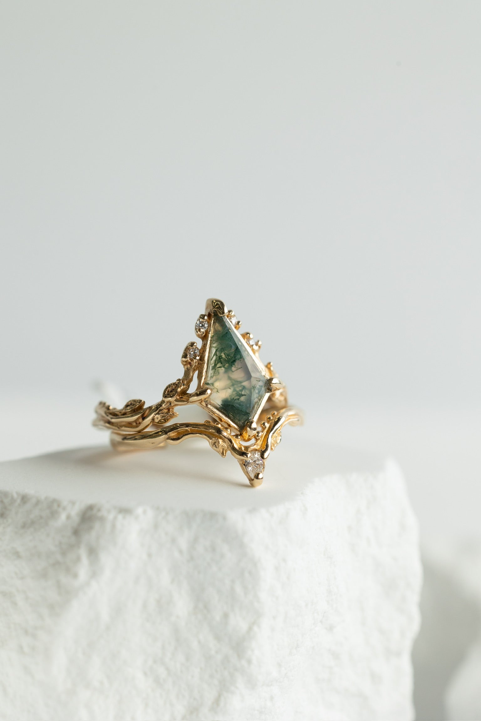 Agate ゴールド クラウンデザイン リングセット Faerie Crown Moss Agate Gold Wedding Set – Wexford Jewelers
