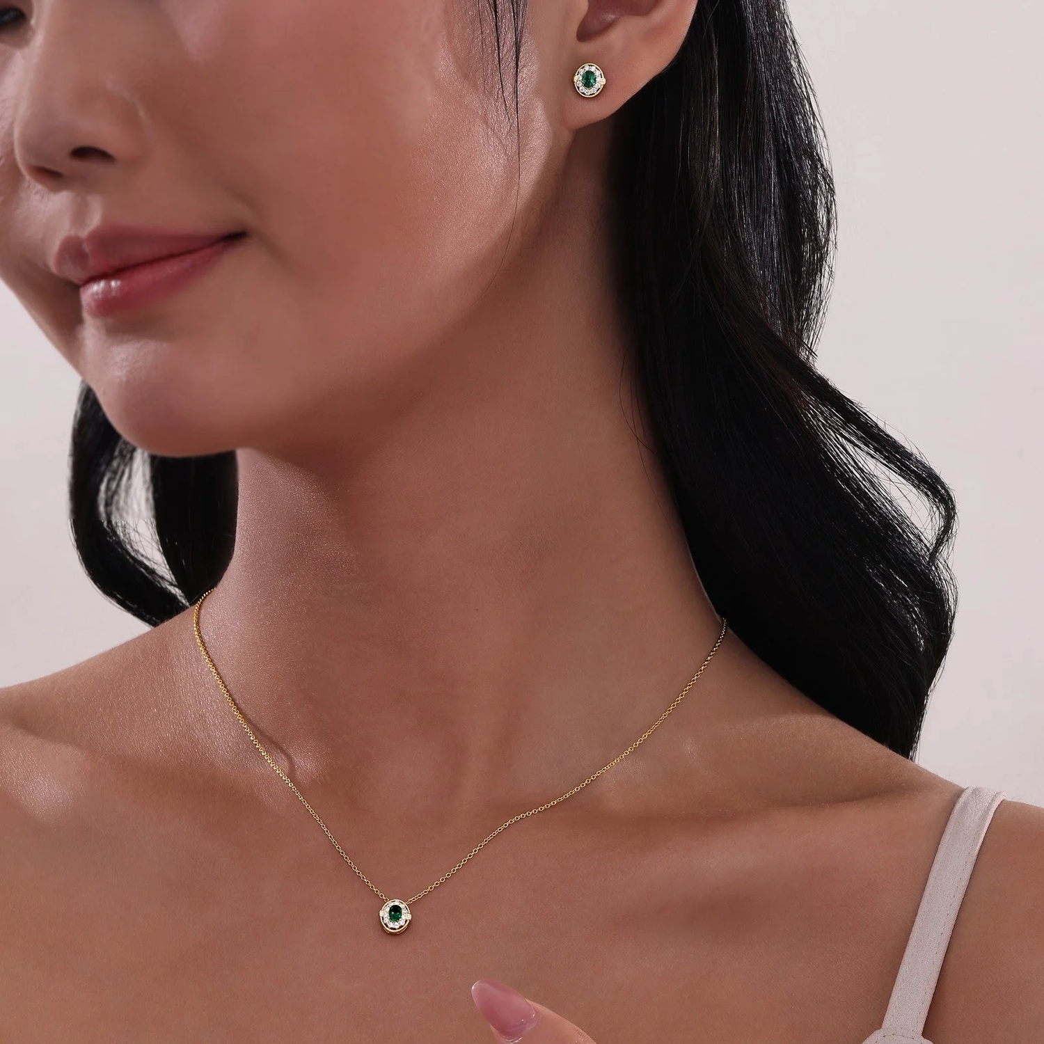 Elegant Oval Emerald Green Necklace