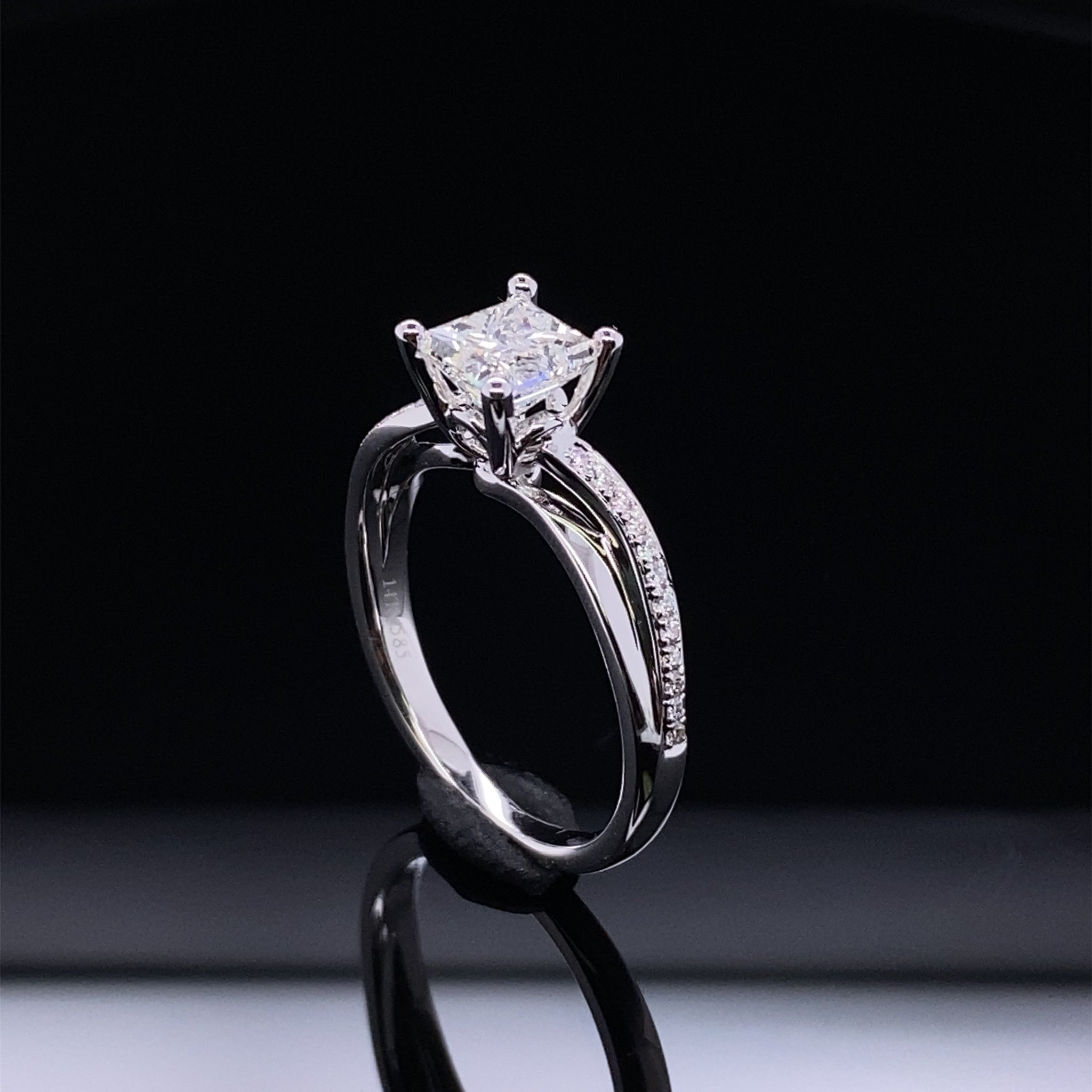 Brilliant Twist 1ct Princess Cut Wedding Ring