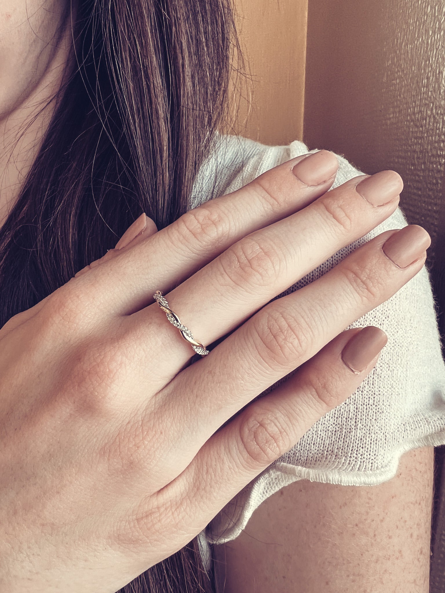 Shining Twist White Gold Diamond Ring