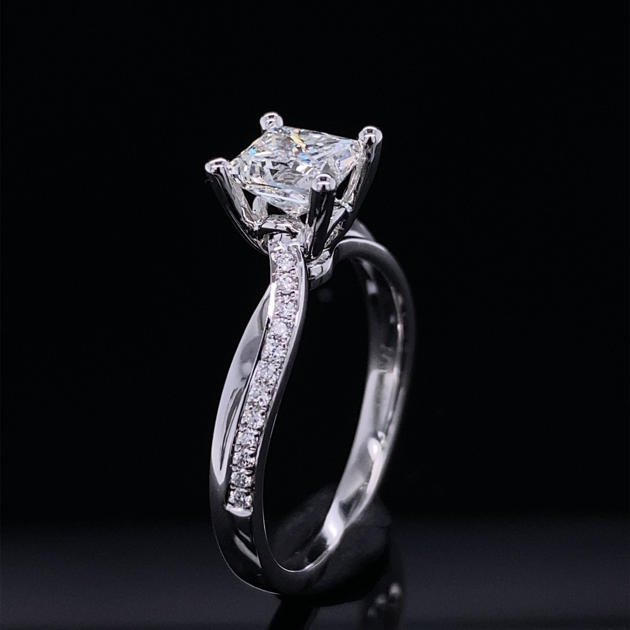 Brilliant Twist 1ct Princess Cut Wedding Ring