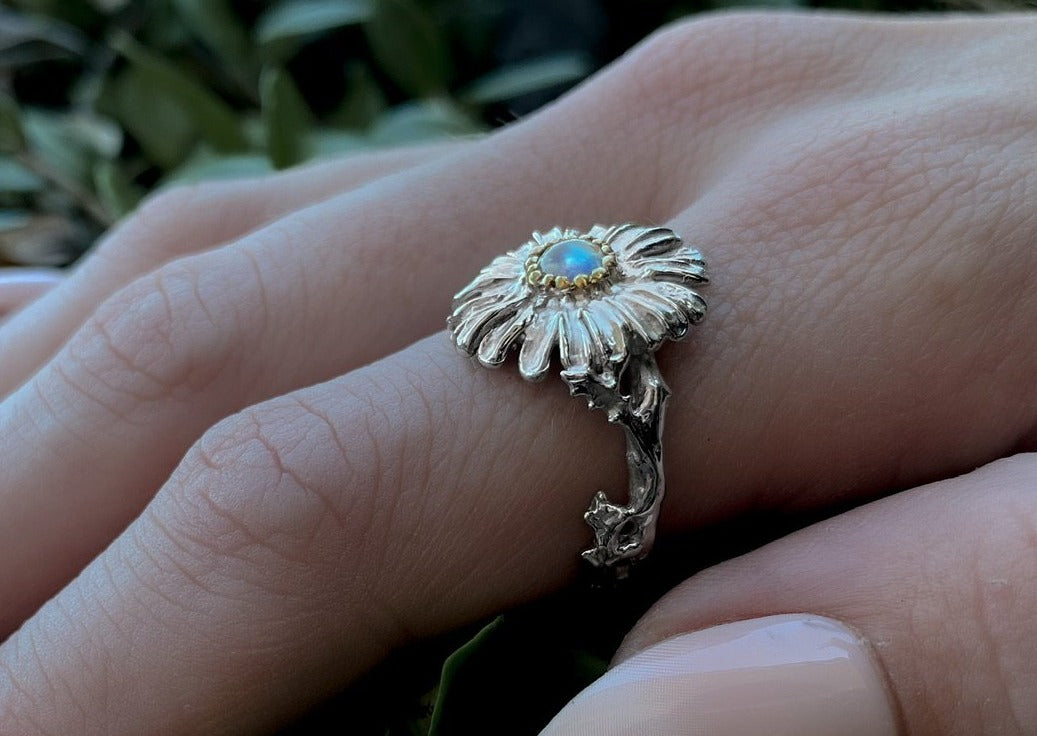 daisy-petals-ring-moonstone-silver