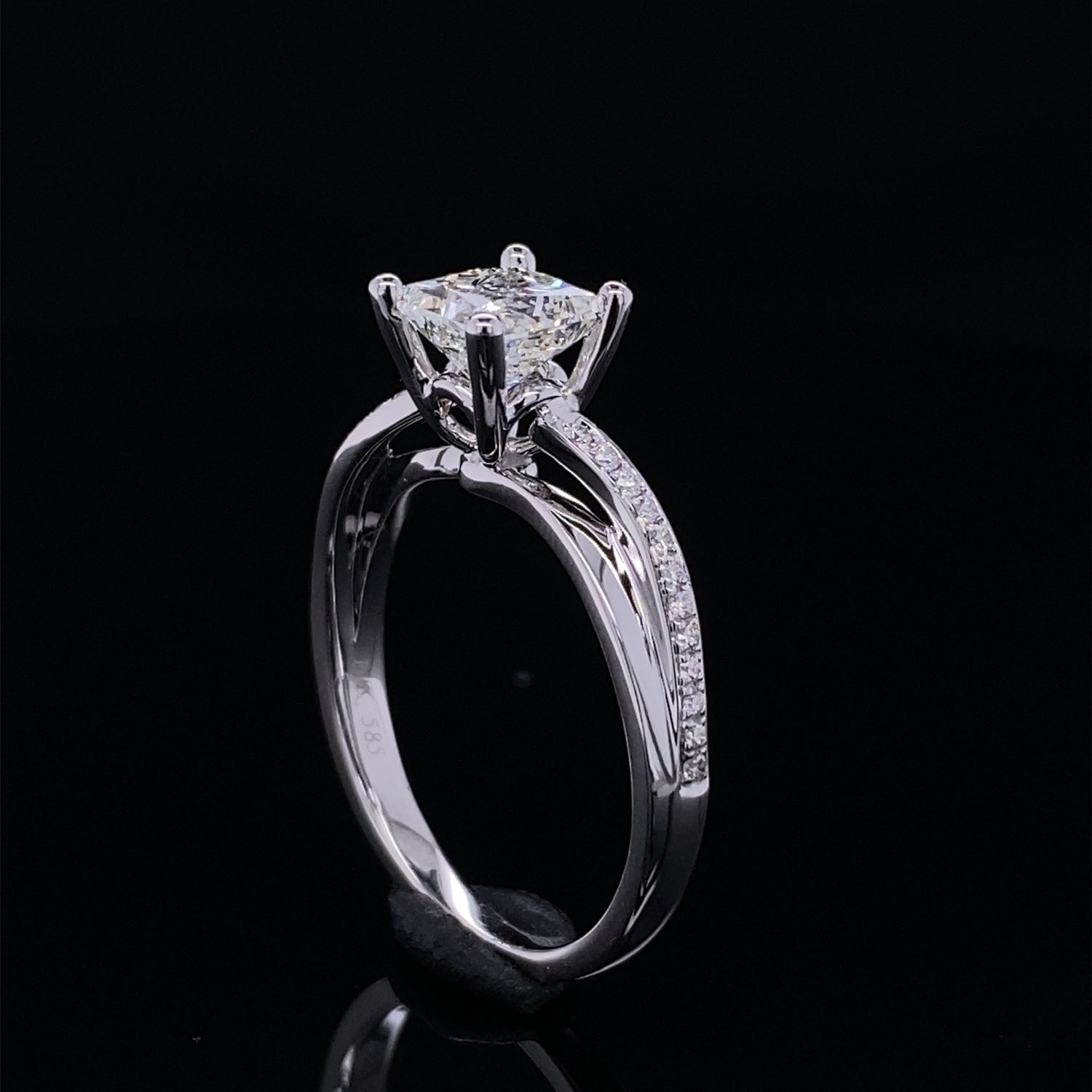 Brilliant Twist 1ct Princess Cut Wedding Ring