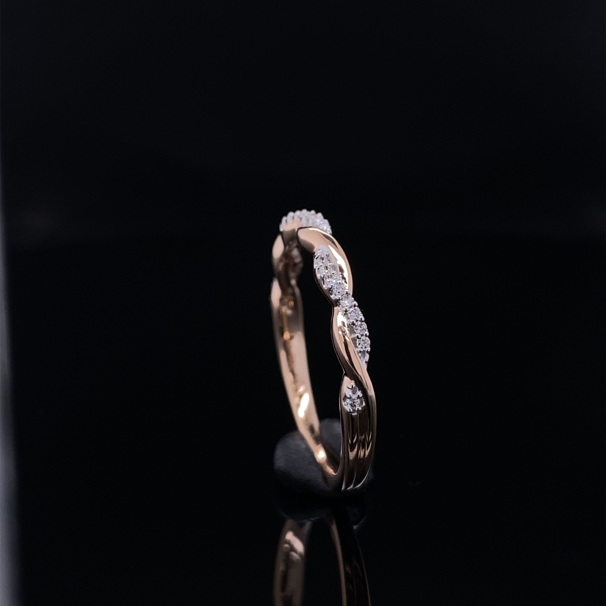 Shining Twist White Gold Diamond Ring