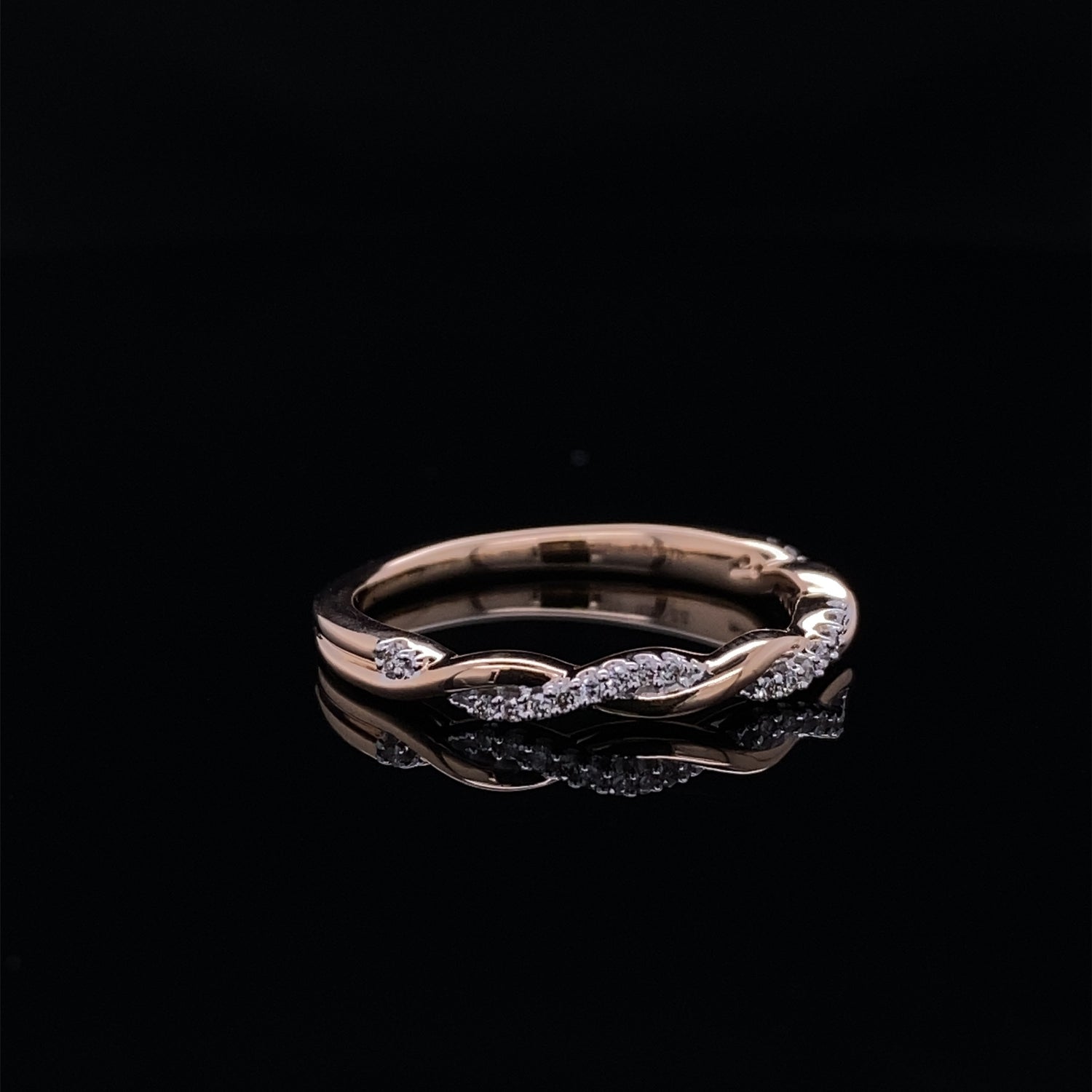 Shining Twist White Gold Diamond Ring