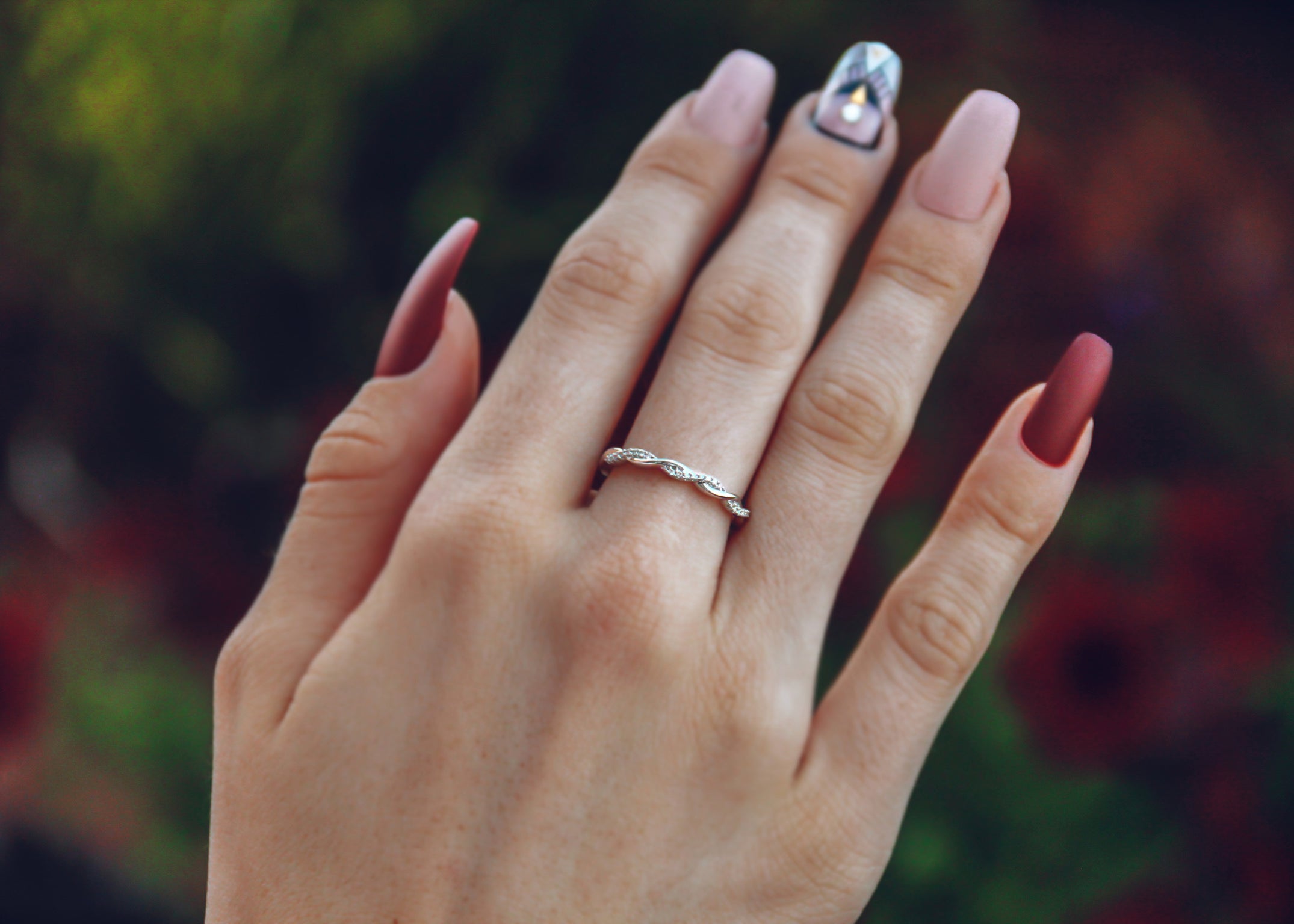 Shining Twist White Gold Diamond Ring