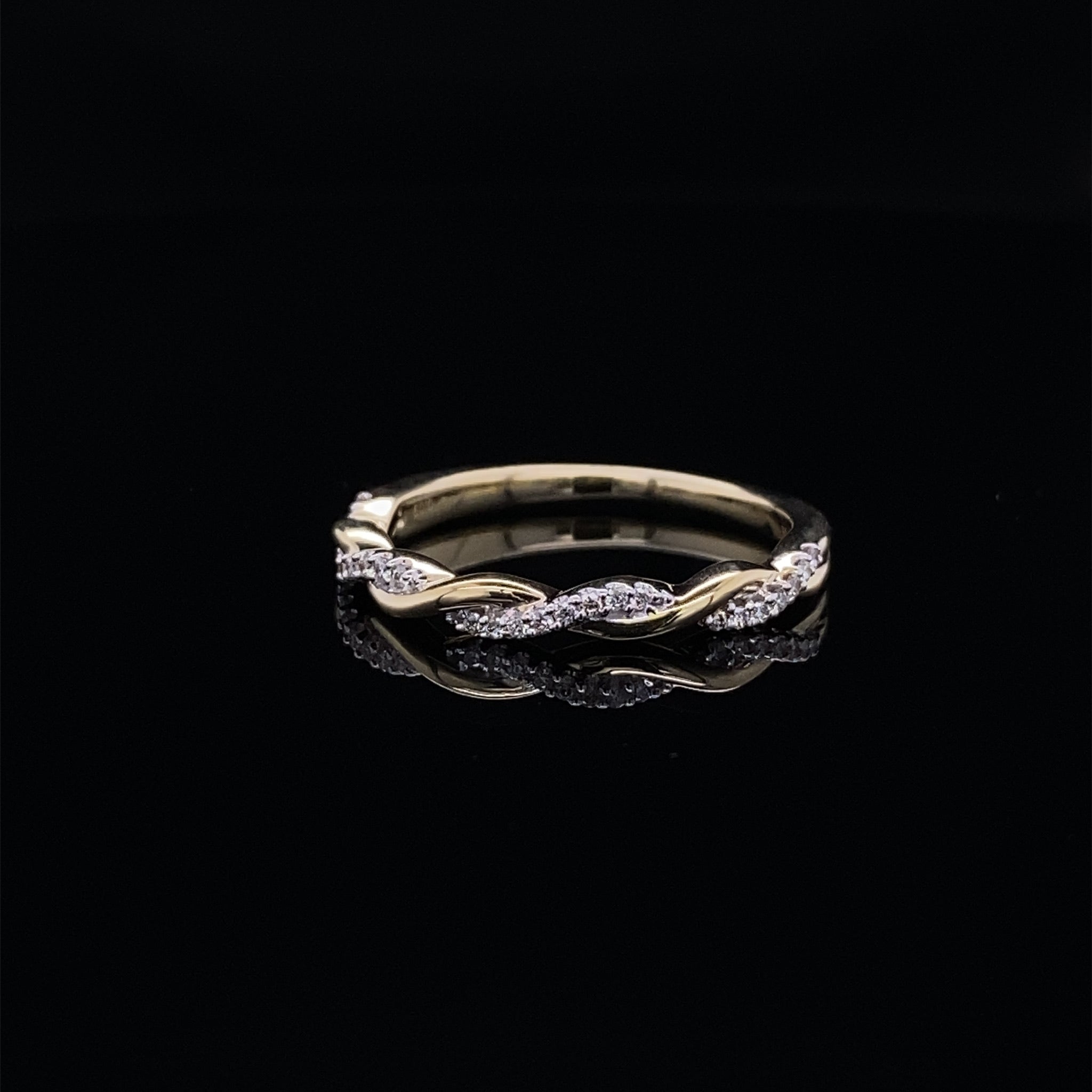 Shining Twist White Gold Diamond Ring