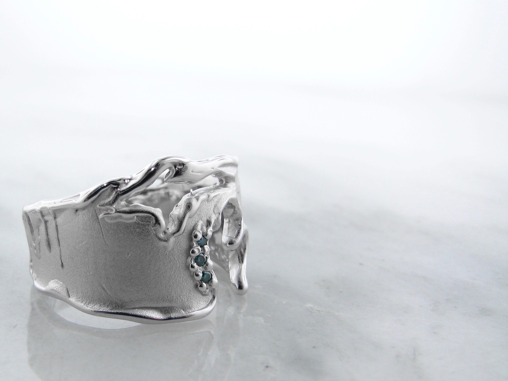 wexford-jewelers-michigan-silver-blue-diamond-ring